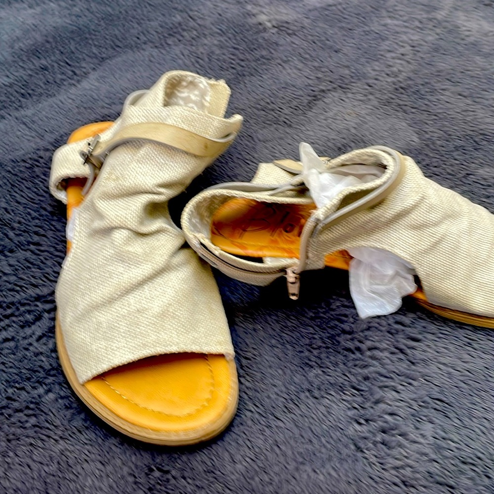 Like new burlap like material really cute sandal